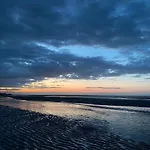 Seaside Haven Coastal Comfort 200M From The Beach