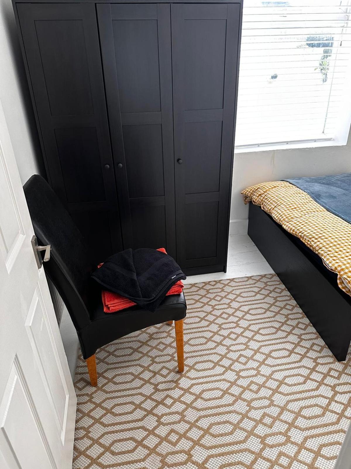 Seaside Haven Coastal Comfort 200m From The Apartment