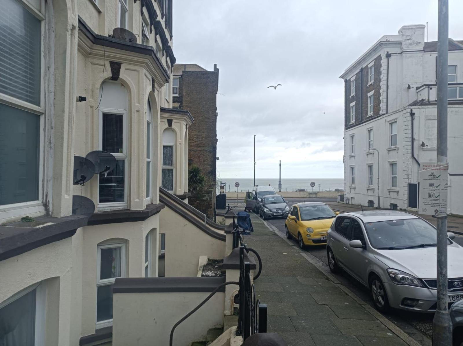 Seaside Haven Coastal Comfort 200m From The Apartment *